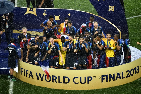 Moscow, Russland. 15th July, 2018. Presentation ceremony of the new World  Champion France: Kylian Mbappe (France) with the World Cup. GES/Football/World  Championship 2018 Russia, Final: France - Croatia, 15.07.2018  GES/Soccer/Football, Worldcup 2018