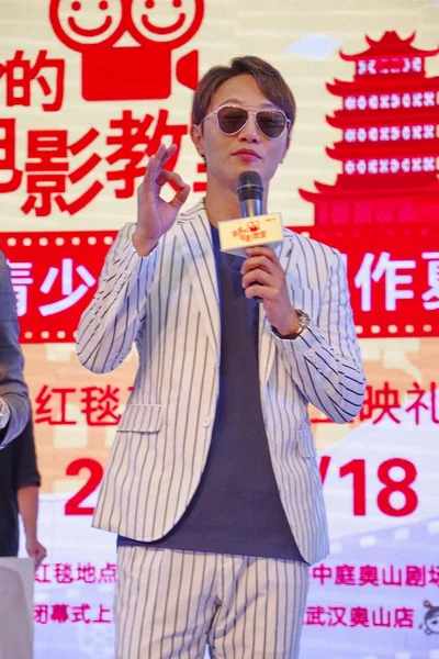 Sydkoreansk Skådespelare Jin Goo Sköter Avslutningsceremoni För Ett Sommarläger Wuhan — Stockfoto
