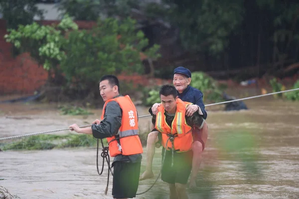 Китайские Спасатели Эвакуируют Местных Жителей Наводнение Вызванное Сильным Ливнем Деревне — стоковое фото