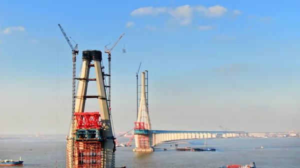世界の最も長い斜張橋 2018 日中国東部の江蘇省南通市で長江の上に胡同 長江川橋の 主要な桟橋の建設現場の空中写真 — ストック写真