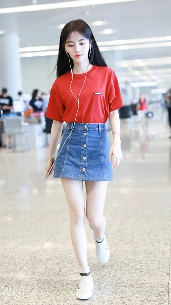 Kínai Énekes Színésznő Róbert Megérkezik Shanghai Hongqiao Nemzetközi Repülőtértől Előtt — Stock Fotó