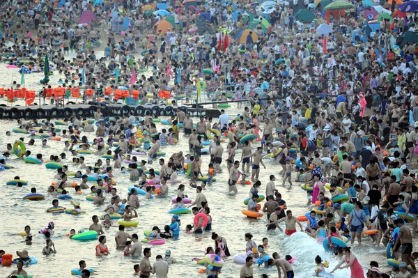 Mer 000 Semesterfirare Flockas Till Badort Svalna Brännhet Dag Dalian — Stockfoto