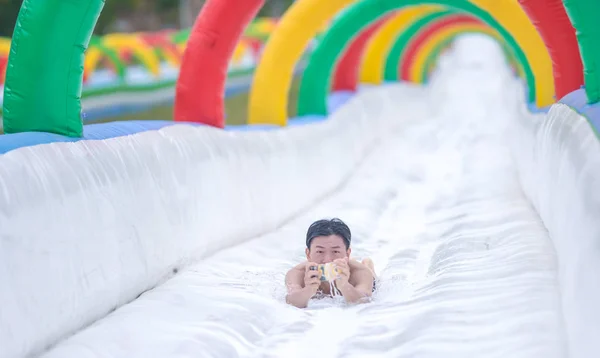 Tourist Plays Asia Longest Water Slide Jingzhihu Resort Beijing China — стоковое фото