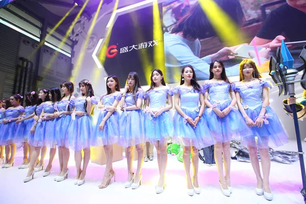 Chinesische Showgirls Posieren Während Der China Digital Entertainment Expo Auch — Stockfoto
