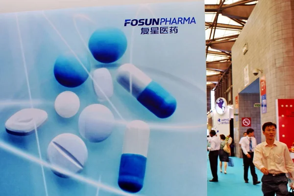 Mensen Bezoeken Stand Van Fosun Pharma Van Fosun Group Tijdens — Stockfoto