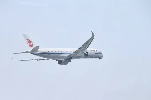 中国国際航空の最初のエアバス A350 900 ジェット飛行機が離陸中国北京市に北京首都国際空港で 2018 — ストック写真