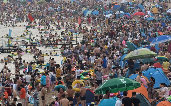 Crowds Holidaymakers Flock Beach Resort Cool Scorching Day Dalian City — Stock Photo, Image