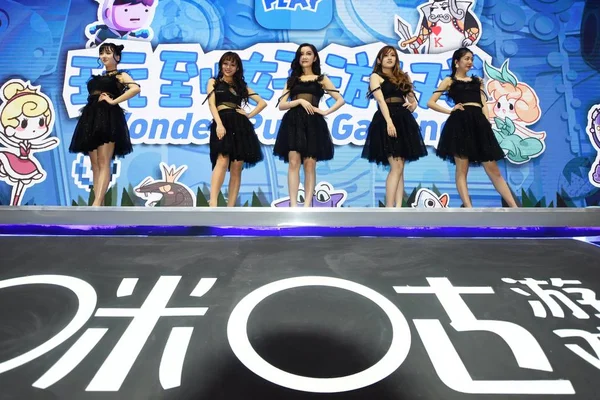 Çin Showgirls Poz Migu Oyunlar Standında Sırasında Çin Dijital Eğlence — Stok fotoğraf