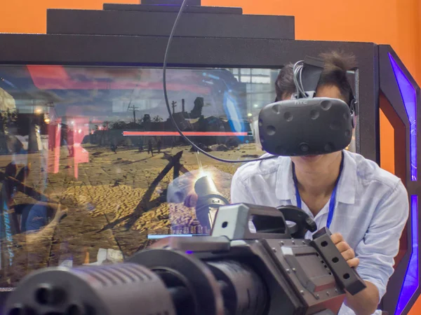 Ένας Κινέζος Επισκέπτης Χρησιμοποιεί Συσκευές Εικονικής Πραγματικότητας Για Παίξει Παιχνίδια — Φωτογραφία Αρχείου