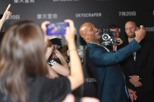 Der Amerikanische Schauspieler Dwayne Johnson Macht Ein Selfie Mit Fans — Stockfoto