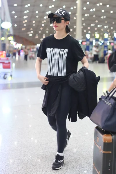 Chinese Actrice Liu Yifei Arriveert Bij Beijing Capital International Airport — Stockfoto