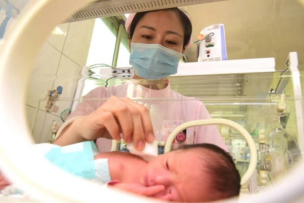 Čínská Ošetřovatelka Stará Novorozence Nemocnici Městě Shijiazhuang Severní Čínské Provincii — Stock fotografie