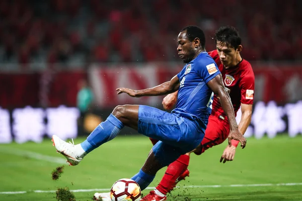 Jogador Futebol Camaronês Christian Bassogog Esquerda Henan Jianye Passa Bola — Fotografia de Stock