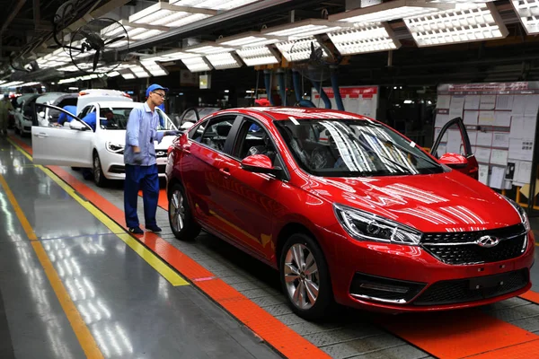 Trabajadores Chinos File Montan Automóviles Línea Montaje Planta Automotriz Chery — Foto de Stock