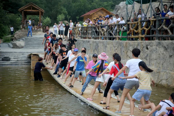 Holidaymakers Try Keep Balance Wag Side Side Wonky Bridge Scorching — Stock Photo, Image