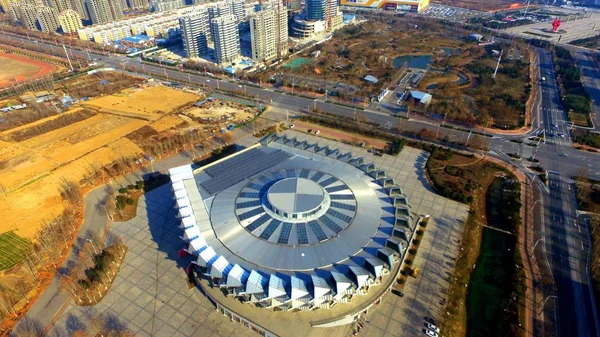 Aerial View Toilet Lid Shaped Building Surrounded 152 Paper Cranes — Stock Photo, Image