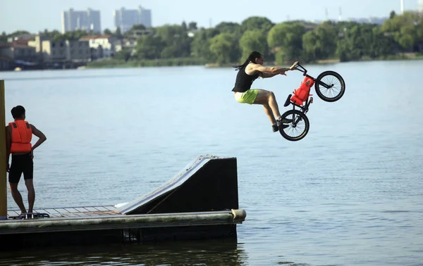 Bmx Bicycle Motocross Rider Jumps East Lake Cool Hot Weather — Stock fotografie