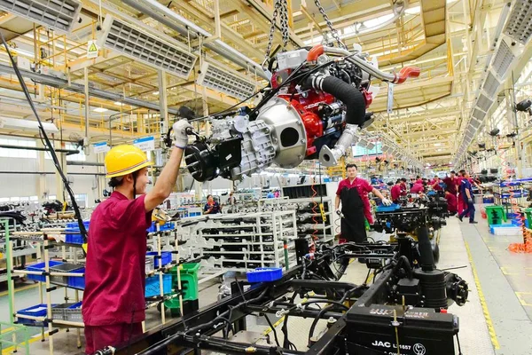 Trabajadores Chinos Ensamblan Automóviles Línea Montaje Planta Automóviles Jac Motors — Foto de Stock