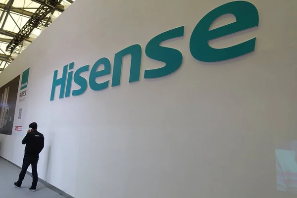 Visitante Passa Pelo Estande Hisense Durante Appliance Electronics World Expo — Fotografia de Stock