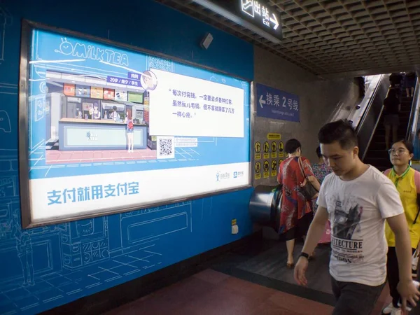 サード パーティー支払いサービス Alipay 中国の電子商取引大手アリババ Ant 中国南部の広東省 広州市の地下鉄ライン のモバイル決済サービスの広告 2018 日過去の乗客を歩く — ストック写真
