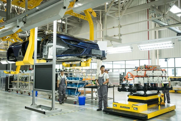 Trabalhadores Chineses Montam Roadsters Elétricos Qiantu K50 Linha Montagem Fábrica — Fotografia de Stock