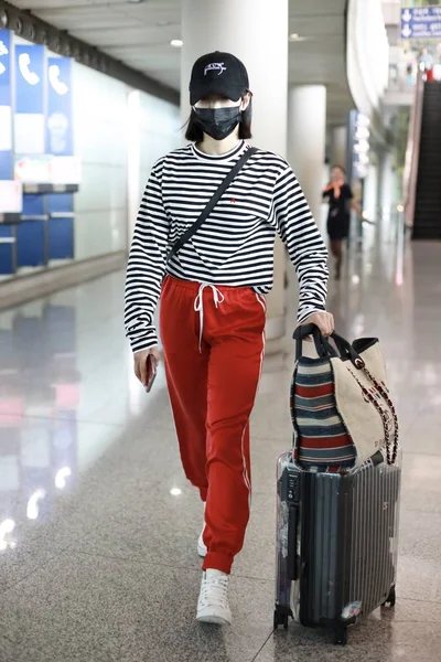 Kínai Énekes Színésznő Victoria Dal Vagy Dal Qian Megérkezik Peking — Stock Fotó