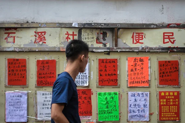 Egy Férfi Böngészni Apartmanok Kiadó Egy Környéken Tianhe Kerület Guangzhou — Stock Fotó