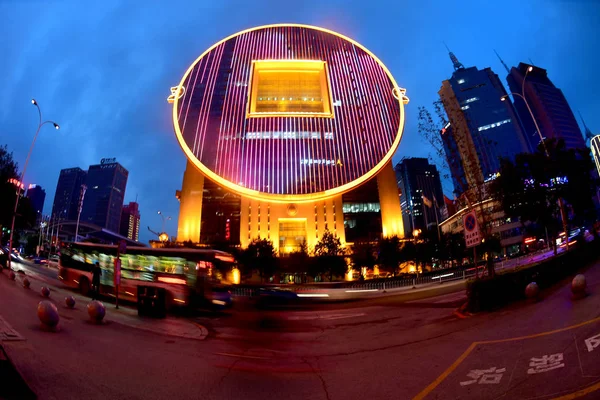 Vista Nocturna Del Edificio Fang Yuan Forma Una Antigua Moneda —  Fotos de Stock