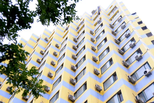 Edificio Rayas Amarillo Azul Está Decorado Con Docenas Acondicionadores Aire — Foto de Stock