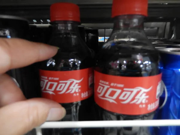 Sebuah Toko Toko Pelanggan Untuk Botol Coca Cola Coke Sebuah — Stok Foto