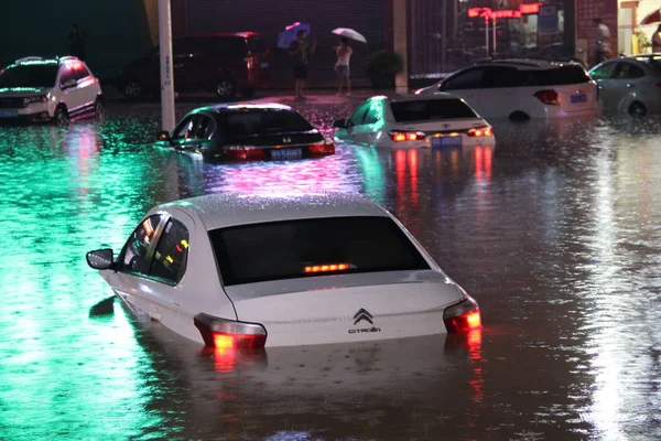 Carros Estão Meio Submersos Área Inundada Causada Por Fortes Chuvas — Fotografia de Stock