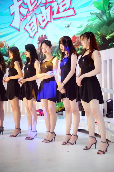 Chiński Showgirls Stwarzają Podczas Chiny Digital Entertainment Expo Znany Również — Zdjęcie stockowe