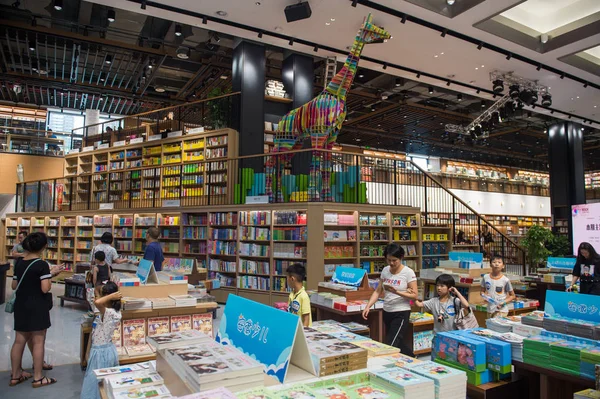 Zákazníci Vyberou Čtou Knihy Šen Čen Book City Longgang Store — Stock fotografie