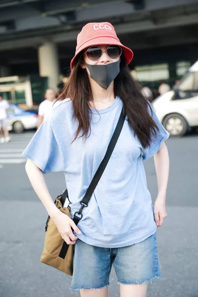 Kínai Színésznő Érkezik Egy Repülőtéren Shanghai Kína 2018 Július — Stock Fotó