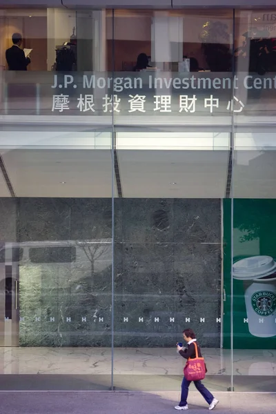 Peatón Pasa Por Edificio Oficinas Morgan Chase Bank China Ltd — Foto de Stock