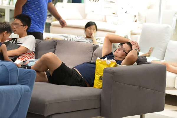 Residentes Chinos Locales Duermen Descansan Sofás Una Tienda Muebles Ikea —  Fotos de Stock