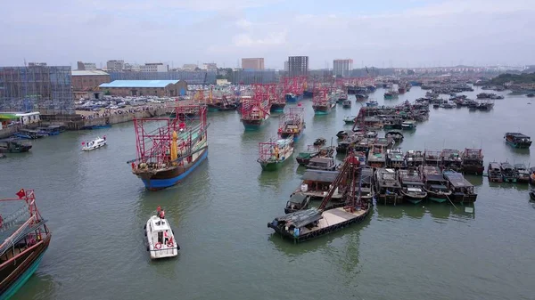 漁船は Fangchenggang 市の3ヶ月半の漁業禁止令の後 海が漁を再開するために Beibu 湾またはトンキン湾を出発し 南シナの広西庄自治区 月2018 — ストック写真