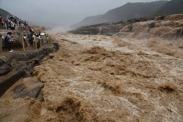 Turisták Látogasson Zúgó Hukou Vízesés Yellow River Után Özönvízszerű Esőzések — Stock Fotó