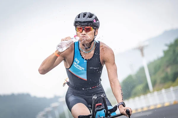 Ein Triathlet Trinkt Beim Radrennen Während Des Ironman Qujing 2018 — Stockfoto
