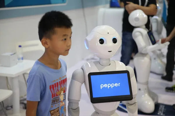 Niño Posa Con Pepper Robot Semihumanoide Fabricado Por Softbank Robotics —  Fotos de Stock