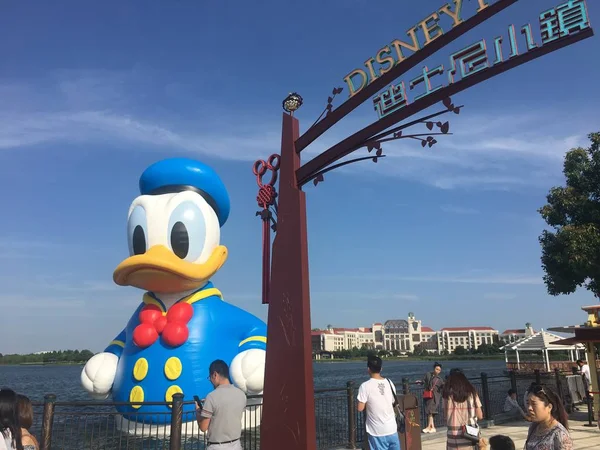 Metre Yüksekliğindeki Şişme Donald Duck Çin Şangay Kentindeki Şangay Disney — Stok fotoğraf