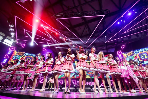 Chinese Showgirls Vormen Stand Van Chinese Mobiele Live Streaming Videoplatform — Stockfoto