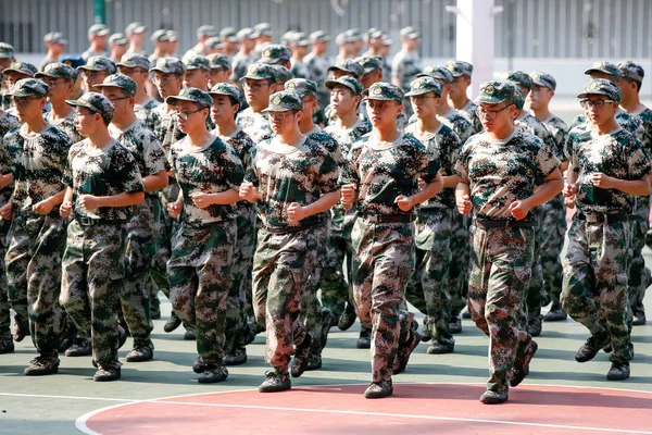 Estudiantes Chinos Primer Año Participan Una Sesión Entrenamiento Militar Universidad — Foto de Stock