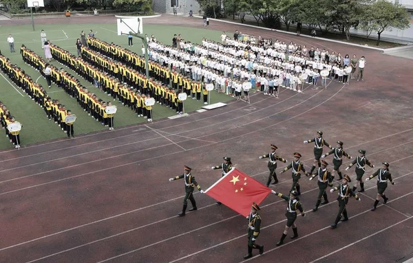 Estudantes Participam Uma Cerimônia Hasteamento Bandeira Novo Semestre Uma Escola — Fotografia de Stock