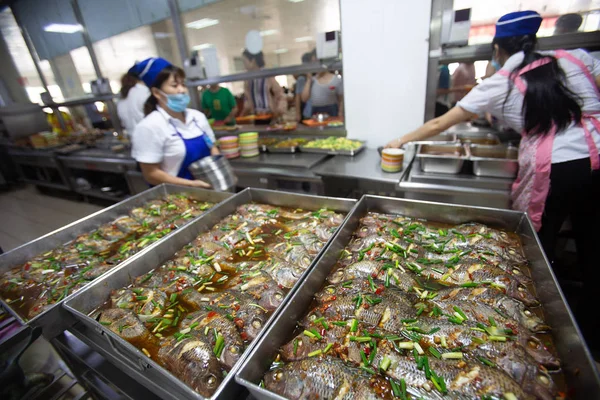 Piatti Pesce Raccolti Dal Lago Xinghu Nel Campus Della Guangxi — Foto Stock