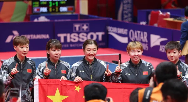 Jugadoras Del Equipo China Posan Con Bandera Nacional Después Derrotar —  Fotos de Stock