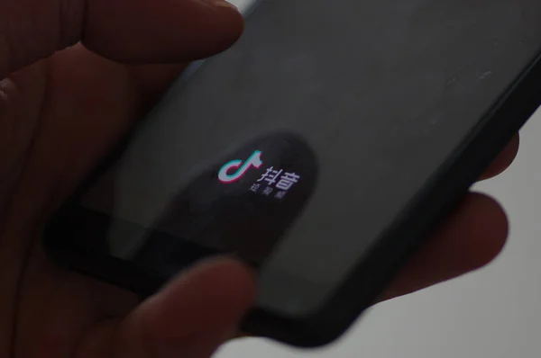 Пользователь Мобильного Телефона Открывает Мобильное Приложение Tik Tok Зарубежной Итерации — стоковое фото