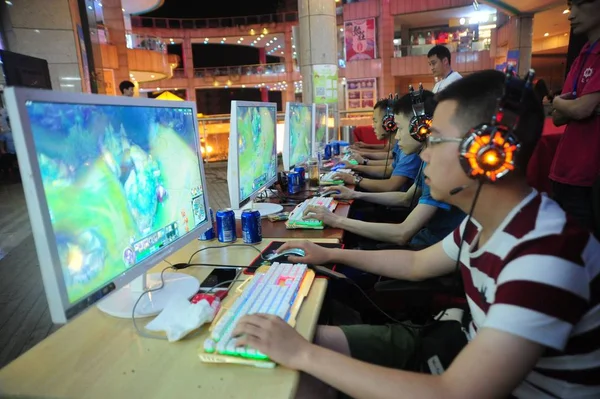 オンライン ゲーム リーグの伝説 のプレイヤーは 2016 日中国 重慶での試合で競う — ストック写真
