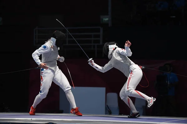 日本の箔チームと中国の箔チームの選手参戦の女性の箔チーム フェンシング決勝戦 日として公式に知られている 2018 のアジア競技大会中にアジア競技大会ととして知られているジャカルタ パレンバンで 2018 ジャカルタ インドネシア — ストック写真