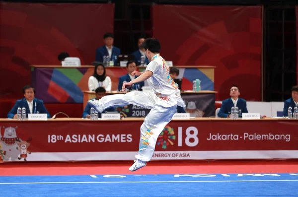 2018年8月19日 在印度尼西亚雅加达举行的2018年亚运会期间 日本选手 Sakamoto Ren 在武术男子长泉运动会决赛中翻身 正式名称为第18届亚运会 也被称为雅加达 Palembang 2018 — 图库照片